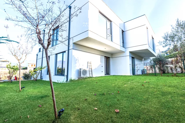 Shtepi me qera Vila Luksoze ne Tirane, 4+1, Mobilimi E mobiluar, Pagesa 4,000  Euro.