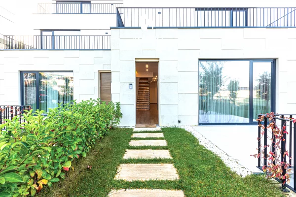 Shtepi me qera Vila Luksoze ne Tirane, 4+1, Mobilimi E mobiluar, Pagesa 4,000  Euro.