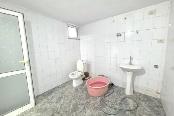 Ambient biznesi me qera 3+1 ne Tirane - 800 Euro