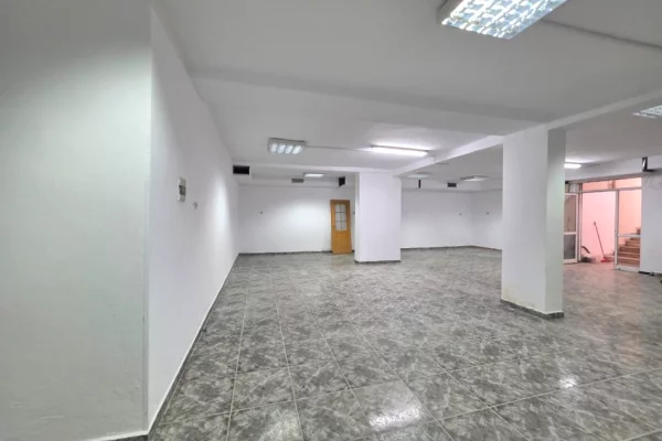 Me Qera : Ambient Biznesi Sip.110m2 Buze Rruges Kryesore📍Blloku i Vilave ne Selite - Komuna e Paris