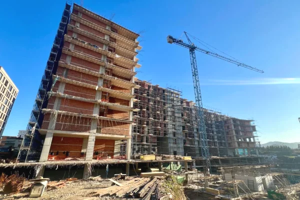 Shtepi ne shitje Apartament ne Tirane, 1+1, Mobilimi Bosh, pa mobiluar, Pagesa 127,400  Euro.