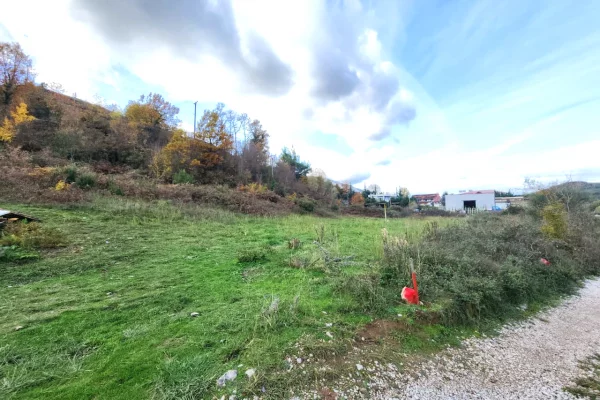 🌍 SHITET: Toke Are 604 m2 Brenda ne Fshat me Pamje nga Pylli & Lumi📍Ne Fshatin IBE  39.200Euro 🏕