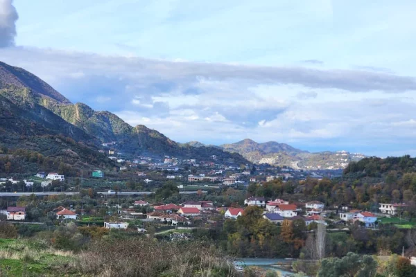 Truall ose Toke ne Tirane - 250,000 Euro