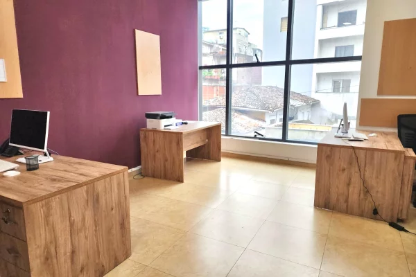 Zyre me Qera:📍 Myslym Shyri - Gjyk. e Larte (kt2) Pllt i Ri - Amb me Ndricim, Kondicioner || 490Euro