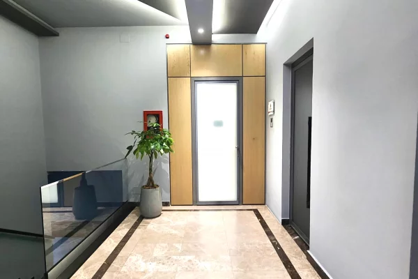 Zyre me Qera:📍 Myslym Shyri - Gjyk. e Larte (kt2) Pllt i Ri - Amb me Ndricim, Kondicioner || 490Euro