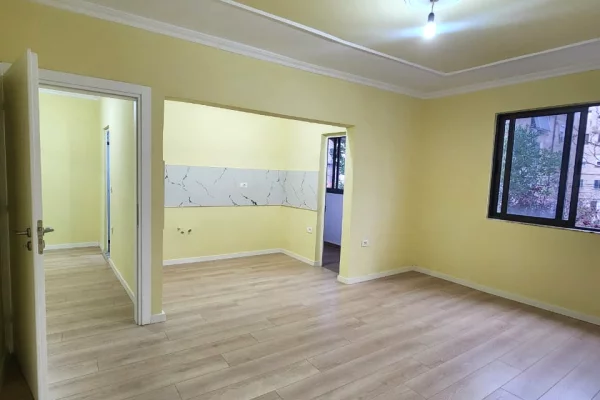 Shtepi ne shitje Apartament ne Tirane, 1+1, Mobilimi Bosh, pa mobiluar, Pagesa 95,000  Euro.