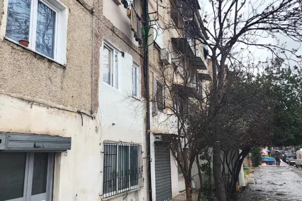 Shtepi ne shitje Apartament ne Tirane, 1+1, Mobilimi Bosh, pa mobiluar, Pagesa 95,000  Euro.