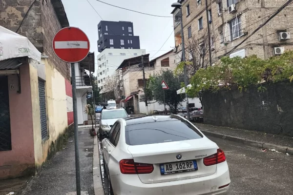 Shtepi ne shitje Apartament ne Tirane, 1+1, Mobilimi Bosh, pa mobiluar, Pagesa 95,000  Euro.