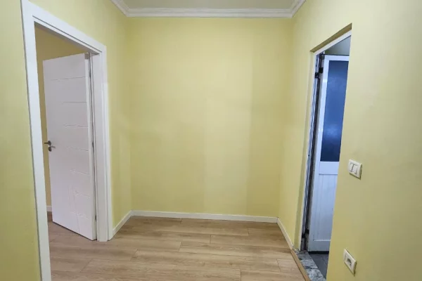 Shtepi ne shitje Apartament ne Tirane, 1+1, Mobilimi Bosh, pa mobiluar, Pagesa 95,000  Euro.