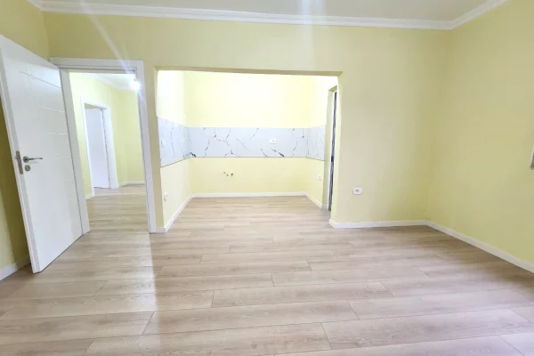 Shtepi ne shitje Apartament ne Tirane, 1+1, Mobilimi Bosh, pa mobiluar, Pagesa 95,000  Euro.