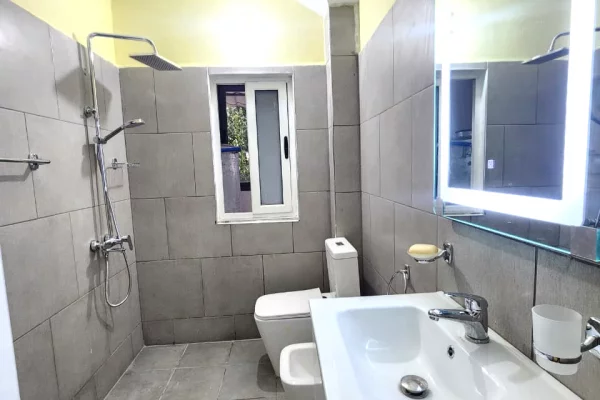 Shtepi ne shitje Apartament ne Tirane, 1+1, Mobilimi Bosh, pa mobiluar, Pagesa 95,000  Euro.