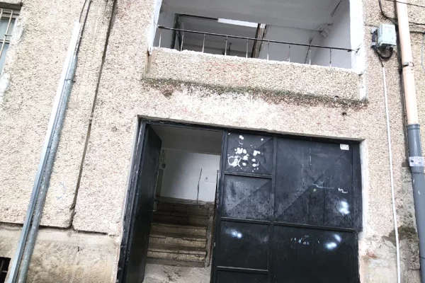 Shtepi ne shitje Apartament ne Tirane, 1+1, Mobilimi Bosh, pa mobiluar, Pagesa 95,000  Euro.