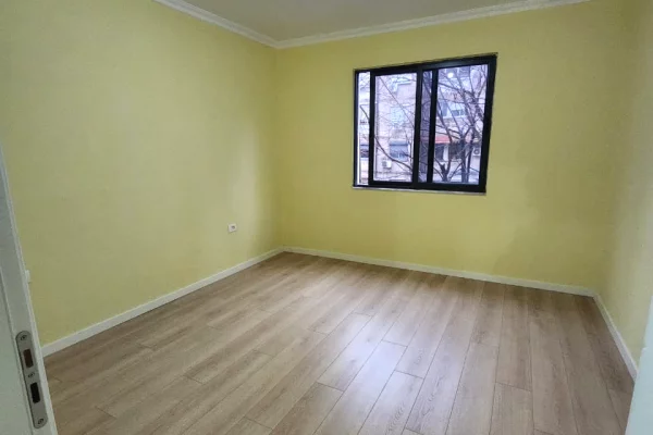 Shtepi ne shitje Apartament ne Tirane, 1+1, Mobilimi Bosh, pa mobiluar, Pagesa 95,000  Euro.