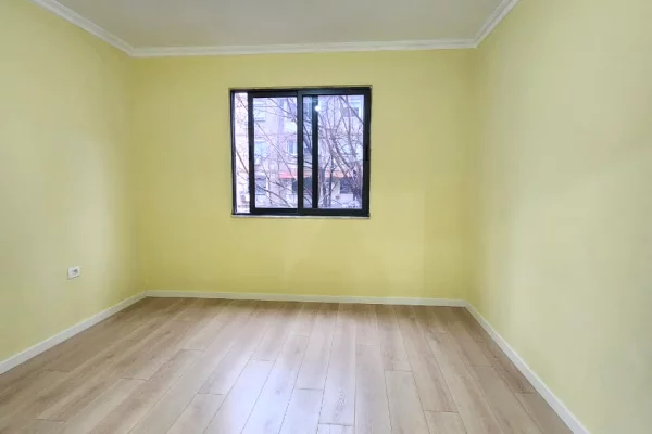 Shtepi ne shitje Apartament ne Tirane, 1+1, Mobilimi Bosh, pa mobiluar, Pagesa 95,000  Euro.