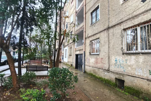 Shtepi ne shitje Apartament ne Tirane, 1+1, Mobilimi Bosh, pa mobiluar, Pagesa 95,000  Euro.