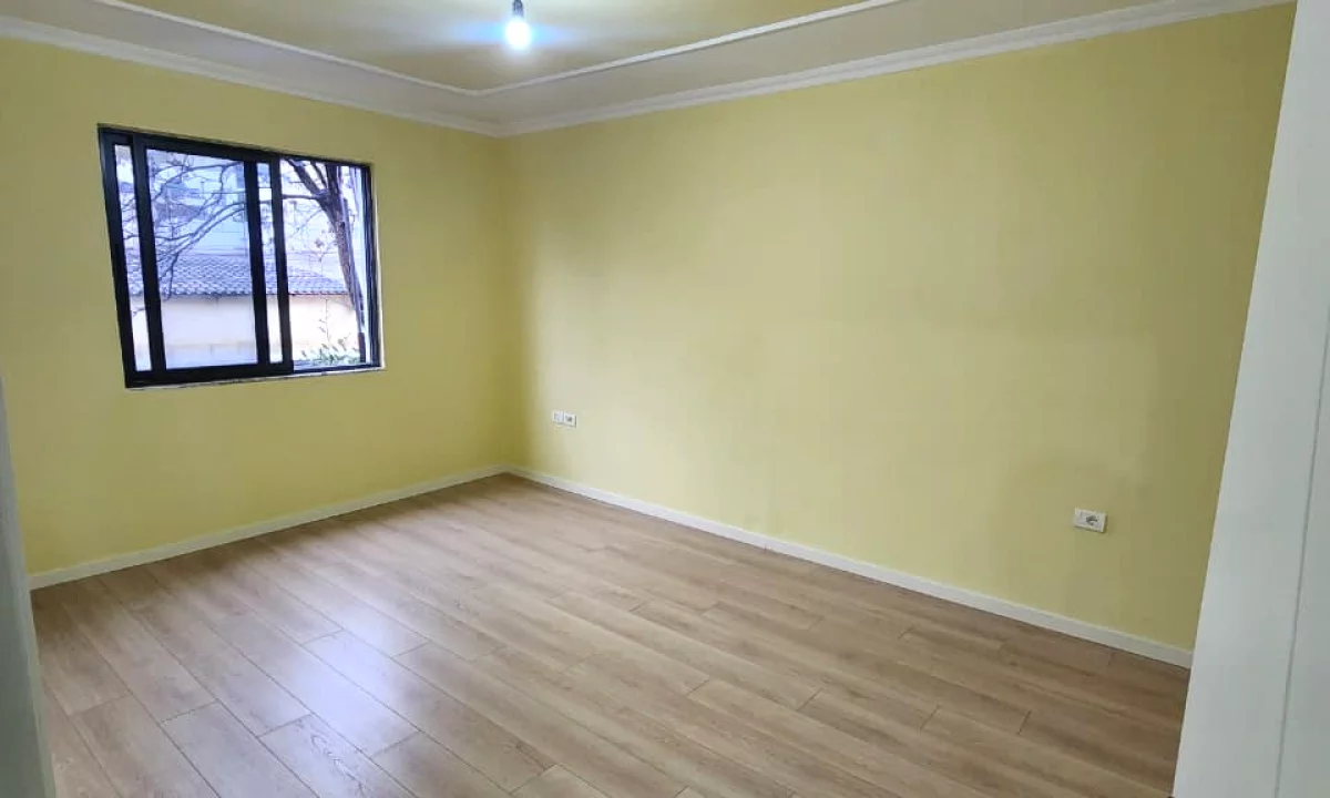 Shtepi ne shitje Apartament ne Tirane, 1+1, Mobilimi Bosh, pa mobiluar, Pagesa 95,000  Euro.