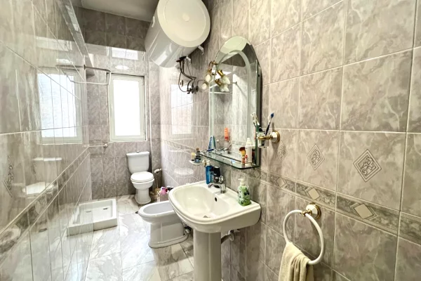 Shtepi me qera Apartament ne Tirane, 1+1, Mobilimi E mobiluar, Pagesa 50,000  Leke.