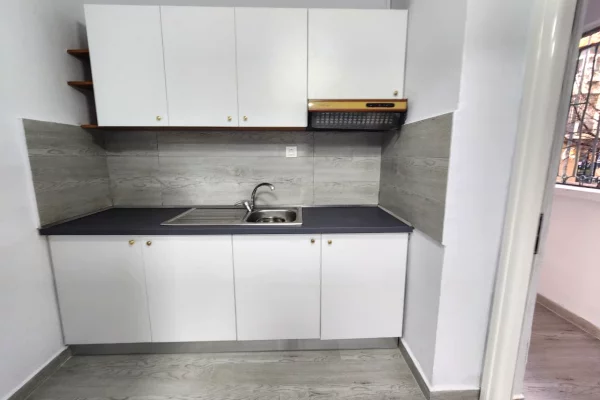  ZYRE ME Qira 100 m2( kati 1) Perballe Deliorgjit/ Irfan tomini🔥 3 ambjente pune 700Euro/muaj