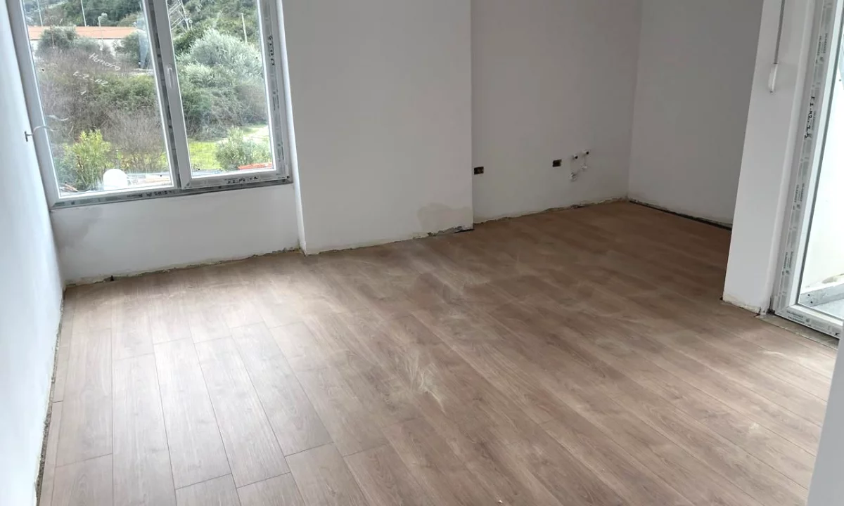 Shtepi ne shitje Apartament ne Himare, 1+1, Mobilimi Bosh, pa mobiluar, Pagesa 120,000  Euro.