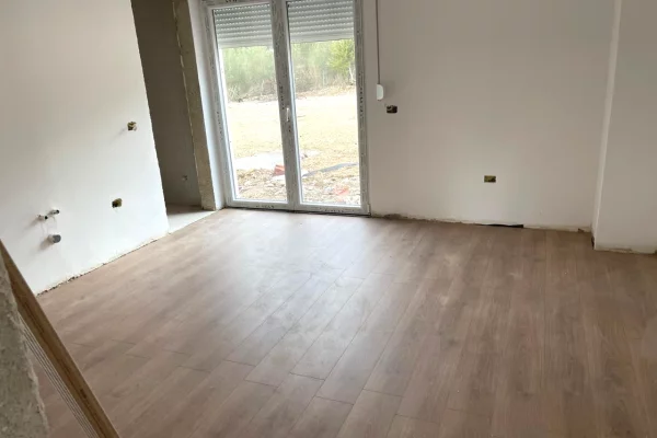 Shtepi ne shitje Apartament ne Himare, 1+1, Mobilimi Bosh, pa mobiluar, Pagesa 120,000  Euro.