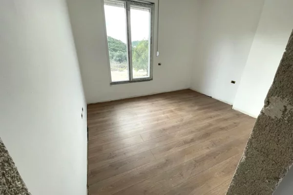 Shtepi ne shitje Apartament ne Himare, 1+1, Mobilimi Bosh, pa mobiluar, Pagesa 120,000  Euro.