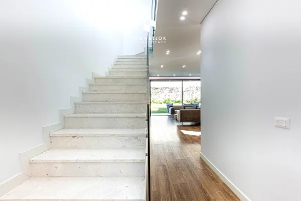 Shtepi me qera Vila Luksoze ne Tirane, 4+1, Mobilimi E mobiluar, Pagesa 4,500  Euro.