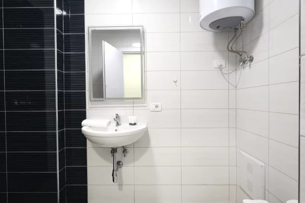 Shtepi me qera Apartament ne Tirane, 2+1, Mobilimi E mobiluar, Pagesa 1,300  Euro.