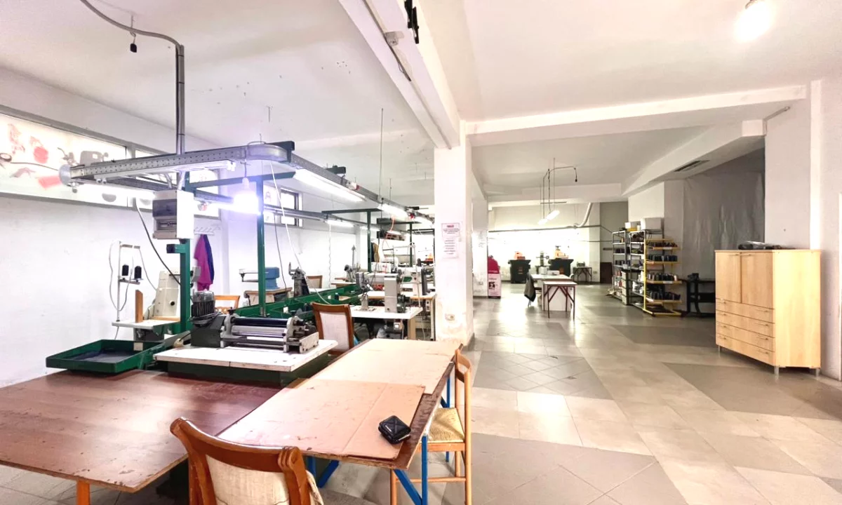 🔥 SHITET AMBIENT KOMERCIAL BUZE RRUGE KRYESORE (📍Tufine) – OKAZION (1,178Euro/m2)🔥 ||  290,000Euro