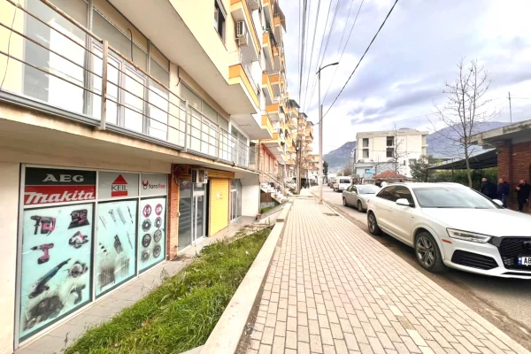 🔥 SHITET AMBIENT KOMERCIAL BUZE RRUGE KRYESORE (📍Tufine) – OKAZION (1,178Euro/m2)🔥 ||  290,000Euro