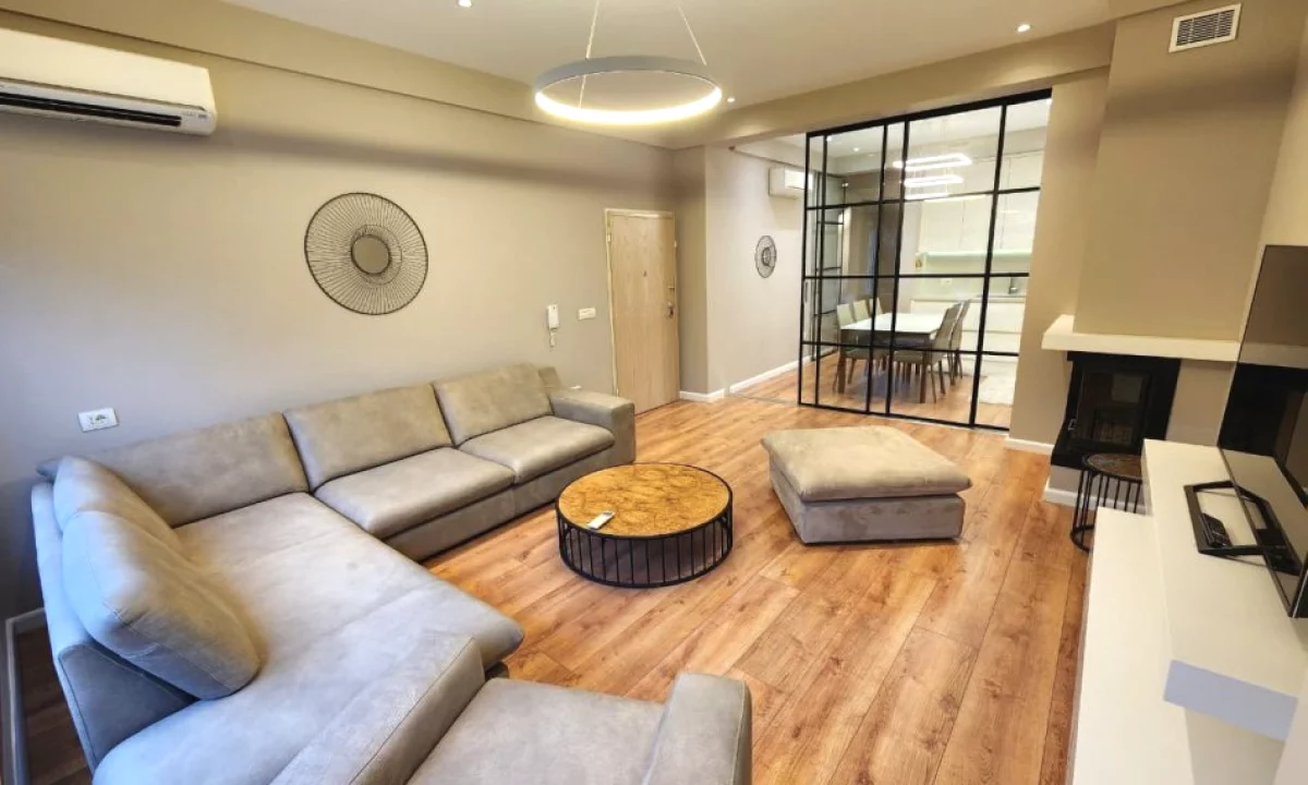 Shtepi ne shitje Vila Luksoze ne Tirane, 3+1, Mobilimi E mobiluar, Pagesa 490,000  Euro.