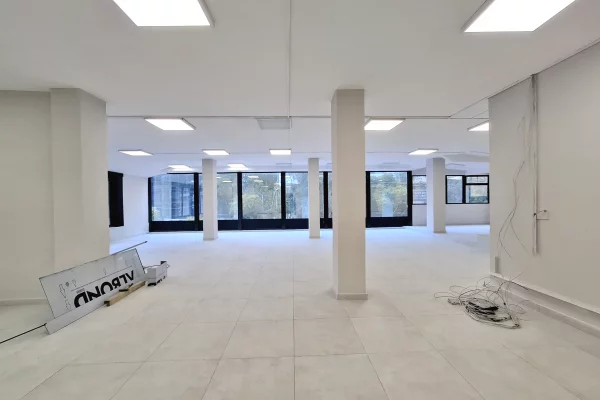 Jepet me qira Ambjent (260m2) || (📍21 dhjetori 30 m larg unazës) || Direkt rrugë kryesore |  2300 eu