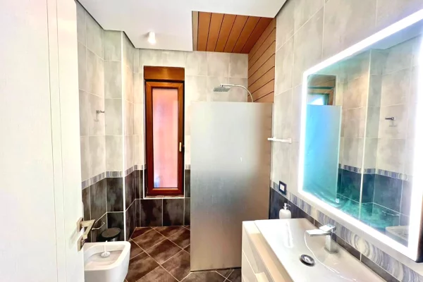 Shtepi me qera Vila Luksoze ne Tirane, 3+1, Mobilimi E mobiluar, Pagesa 2,500  Euro.