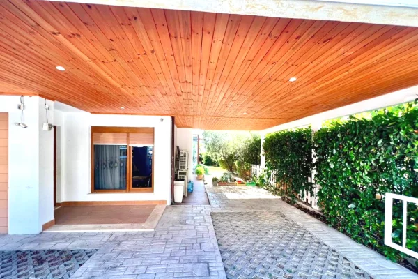 Shtepi me qera Vila Luksoze ne Tirane, 3+1, Mobilimi E mobiluar, Pagesa 2,500  Euro.