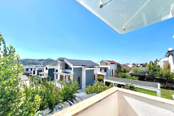 Shtepi me qera Vila Luksoze ne Tirane, 3+1, Mobilimi E mobiluar, Pagesa 2,500  Euro.