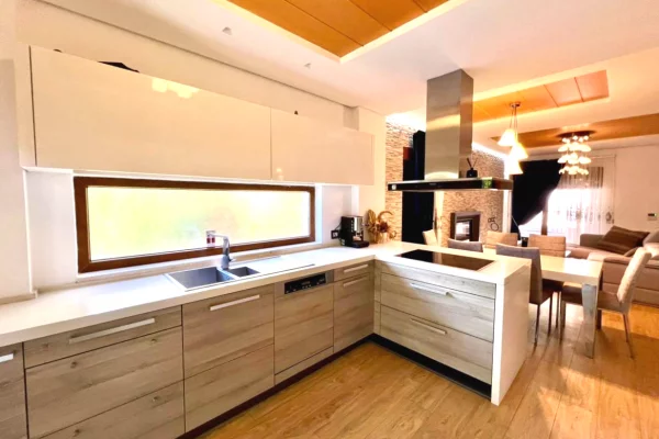 Shtepi me qera 3+1 ne Tirane - 2,500 Euro