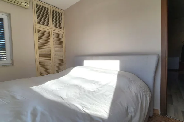 Shtepi me qera Apartament ne Tirane, 2+1, Mobilimi E mobiluar, Pagesa 1,200  Euro.