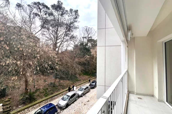 Titulli -- Me Qira: Zyre Gjigande | 3 Ambiente (128m2) 📍Rr. Elbasanit - Rr. Faik Konica, fasade nga Rruga || 2,000Euro/muaj
