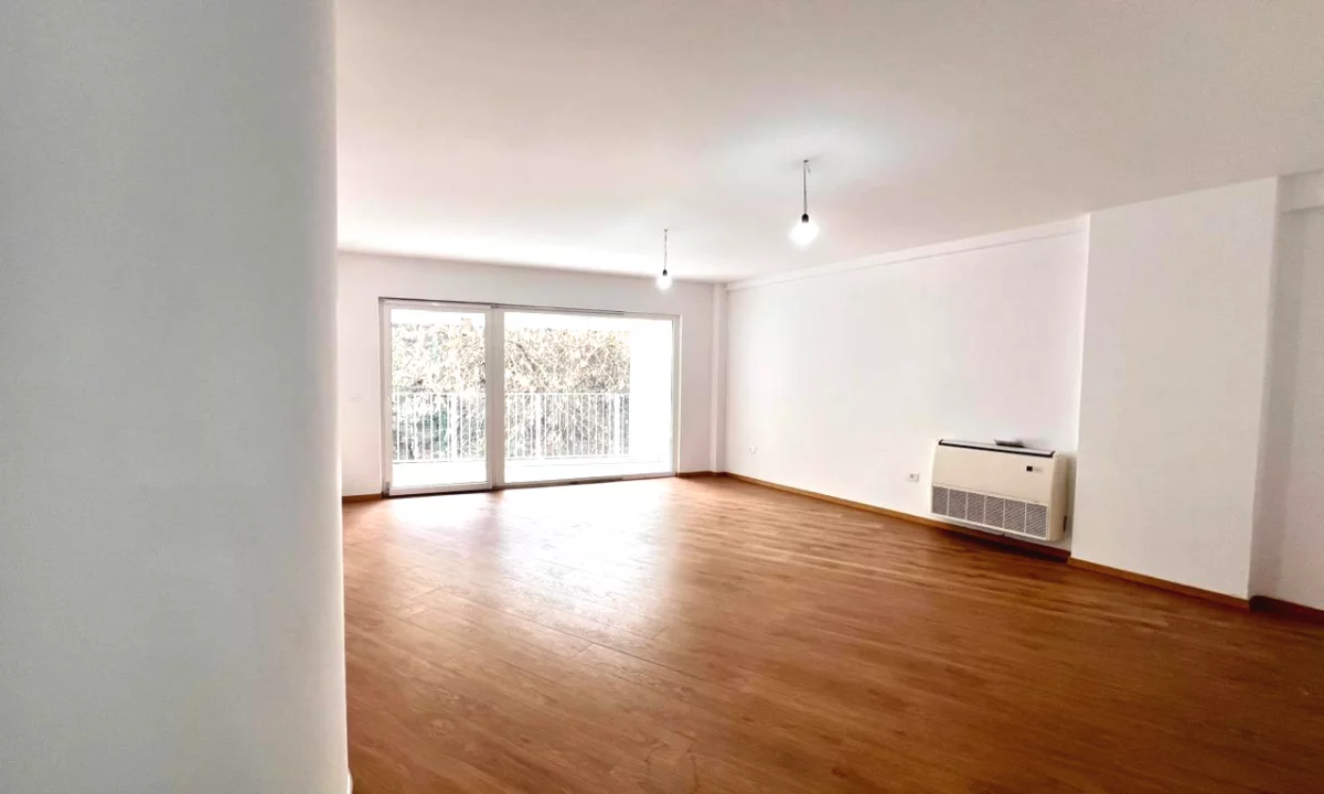 Titulli -- Me Qira: Zyre Gjigande | 3 Ambiente (128m2) 📍Rr. Elbasanit - Rr. Faik Konica, fasade nga Rruga || 2,000Euro/muaj