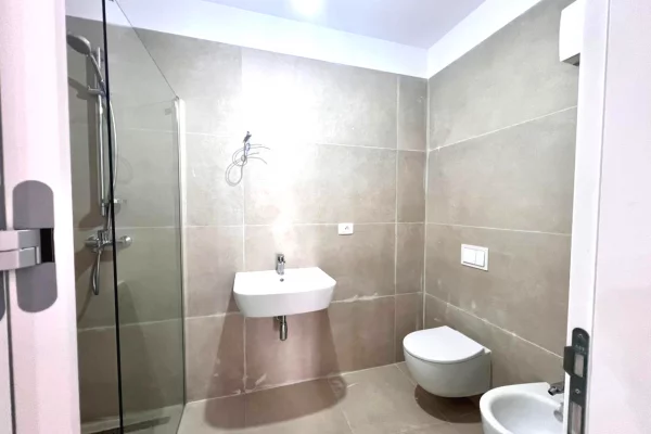 Titulli -- Me Qira: Zyre Gjigande | 3 Ambiente (128m2) 📍Rr. Elbasanit - Rr. Faik Konica, fasade nga Rruga || 2,000Euro/muaj