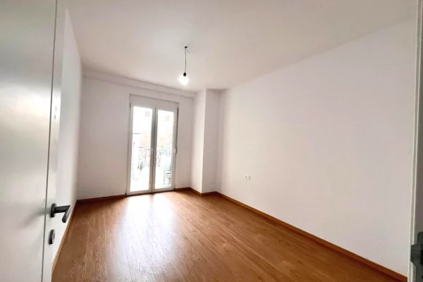 Titulli -- Me Qira: Zyre Gjigande | 3 Ambiente (128m2) 📍Rr. Elbasanit - Rr. Faik Konica, fasade nga Rruga || 2,000Euro/muaj