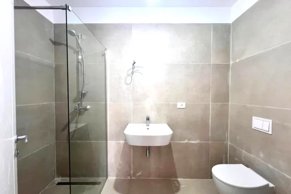 Titulli -- Me Qira: Zyre Gjigande | 3 Ambiente (128m2) 📍Rr. Elbasanit - Rr. Faik Konica, fasade nga Rruga || 2,000Euro/muaj