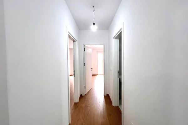 Titulli -- Me Qira: Zyre Gjigande | 3 Ambiente (128m2) 📍Rr. Elbasanit - Rr. Faik Konica, fasade nga Rruga || 2,000Euro/muaj