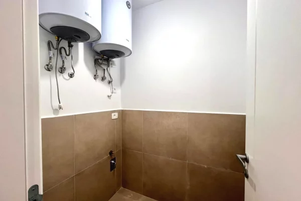 Titulli -- Me Qira: Zyre Gjigande | 3 Ambiente (128m2) 📍Rr. Elbasanit - Rr. Faik Konica, fasade nga Rruga || 2,000Euro/muaj