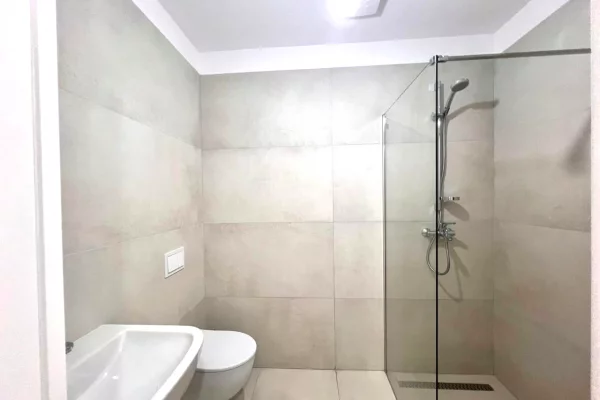 Titulli -- Me Qira: Zyre Gjigande | 3 Ambiente (128m2) 📍Rr. Elbasanit - Rr. Faik Konica, fasade nga Rruga || 2,000Euro/muaj