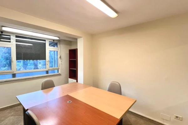 Zyre me Qera : 4 Ambiente Pune📍Vasil Shanto (Buze Unaze) - 55,000 Lek - S.90m2 || Pozicionim Buze R