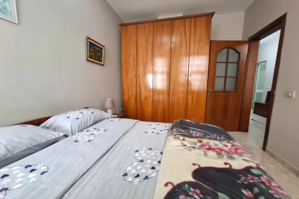 Shtepi me qera Apartament ne Tirane, 2+1, Mobilimi E mobiluar, Pagesa 50,000  Leke.