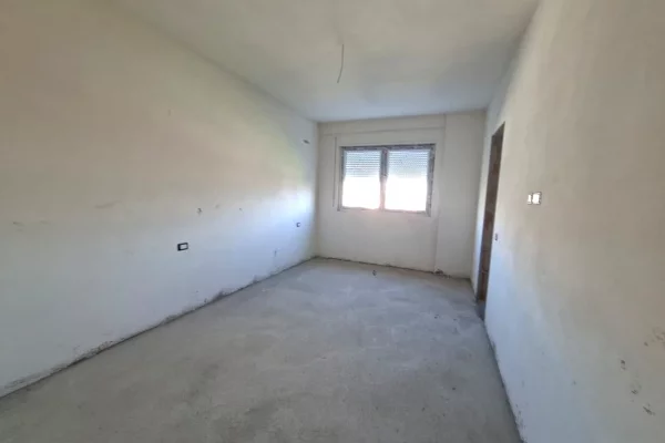 Shtepi ne shitje Apartament ne Tirane, 2+1, Mobilimi Bosh, pa mobiluar, Pagesa 118,000  Euro.