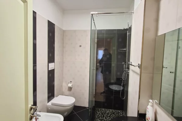 Shtepi me qera Apartament ne Tirane, 3+1, Mobilimi E mobiluar, Pagesa 95,000  Leke.