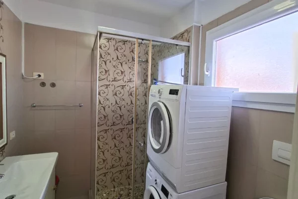 Shtepi me qera Apartament ne Tirane, 3+1, Mobilimi E mobiluar, Pagesa 95,000  Leke.