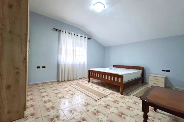 Shtepi me qera Apartament ne Tirane, 2+1, Mobilimi E mobiluar, Pagesa 42,000  Leke.